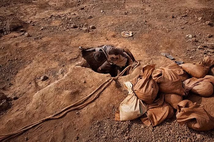 Các mỏ vàng có thể sâu hơn 60 mét. Thi thoảng, những người thợ mỏ bị nhấn chìm trong nước ngầm khi khai thác.