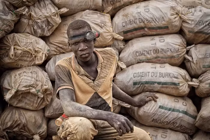 Công việc khai thác mỏ nguy hiểm nhưng nhiều người vẫn làm do nhu cầu vàng liên tục cao. Nguồn ảnh: Business Insider