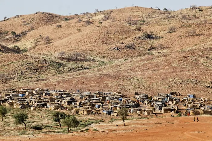 Nhà nước cho phép người dân đào vàng miễn phí. Vì vậy, cả gia đình từ trẻ em, người già, phụ nữ và đàn ông, đều sống rải rác tại các mỏ vàng xung quanh khu vực gần Bani. Một số thậm chí còn đến từ các nước láng giềng