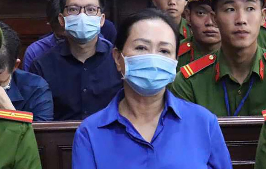 Trong phiên xét xử sáng 27/9, ngoài các tài sản như sổ tiết kiệm, bộ trang sức kim cương, bị cáo Trương Mỹ Lan muốn được xin lại 2 túi Hermes bạch tạng do một tỷ phú người Malaysia tặng. Bà Lan mong muốn xin lại 2 chiếc túi này vì đây là vật kỷ niệm, muốn giữ lại cho con cháu. Ảnh: Vietnamnet