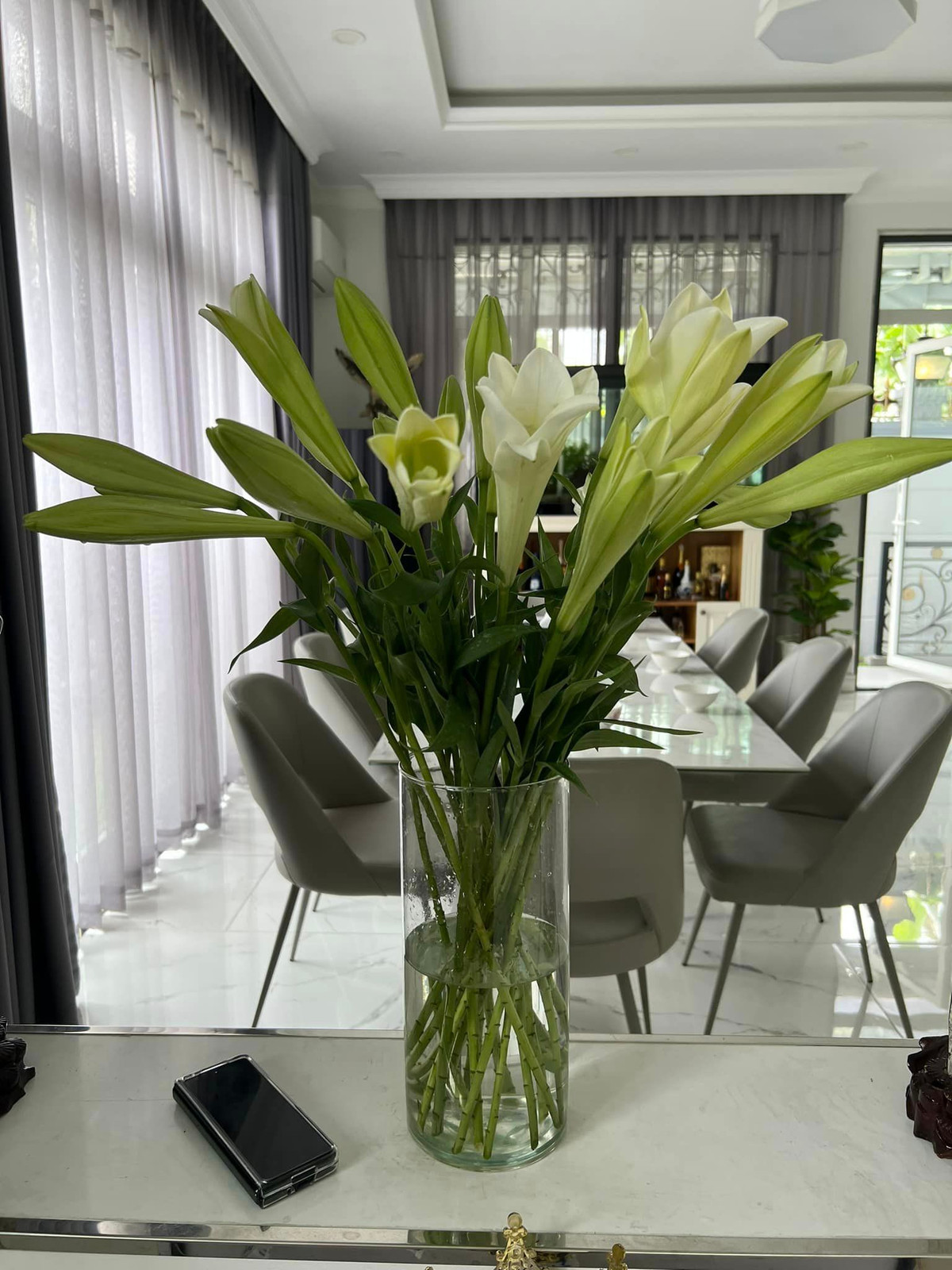 Trong nhà, nữ ca sĩ thường xuyên tô điểm bằng những bình hoa tươi.