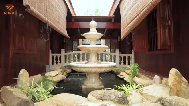 Căn biệt thự được xây dựng và bài trí theo phong cách cổ điển, thiết kế 3 gian 3 chái kiểu miền Tây xưa, chấm phá một số nét hiện đại.