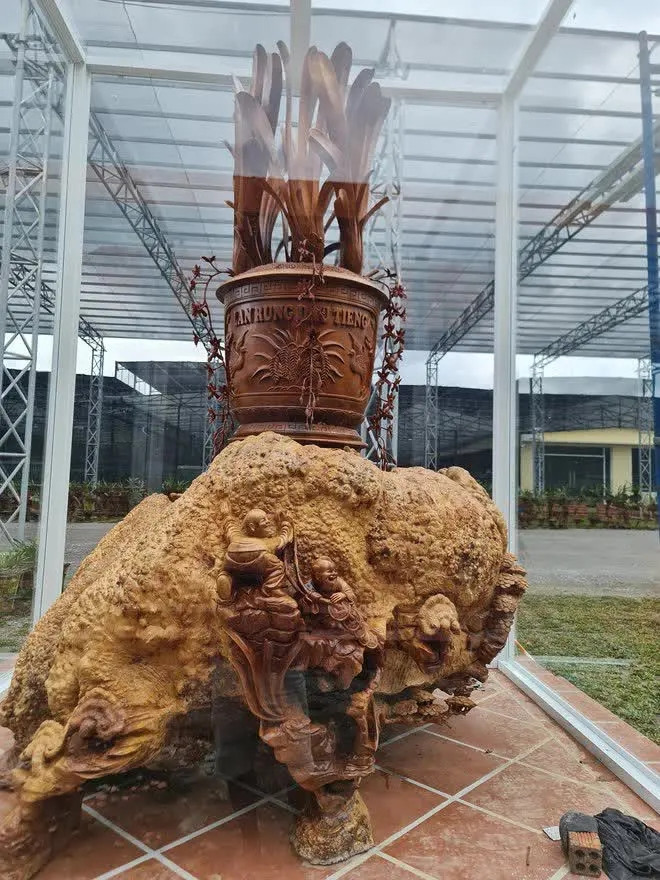 Gia chủ còn xây hòn non bộ, làm "chòi" ở trên hồ cá Koi để có không gian thư giãn.