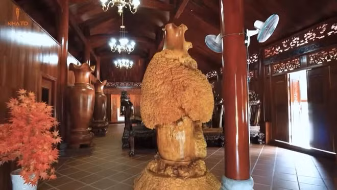 Ngoài hai khu nhà chính, nhà ngang, gia chủ còn bố trí khu vực để trưng bày bộ sưu tập đồ gỗ.