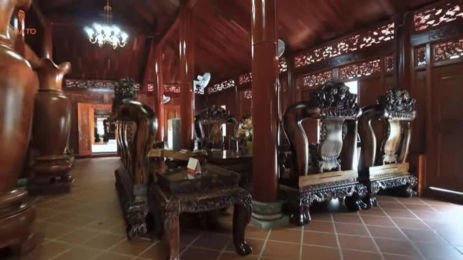 Tại gian chính, gia chủ bày bộ bàn ghế "khổng lồ" làm từ gỗ cẩm Việt có giá trị cao, hương thơm đặc trưng, vân đẹp.