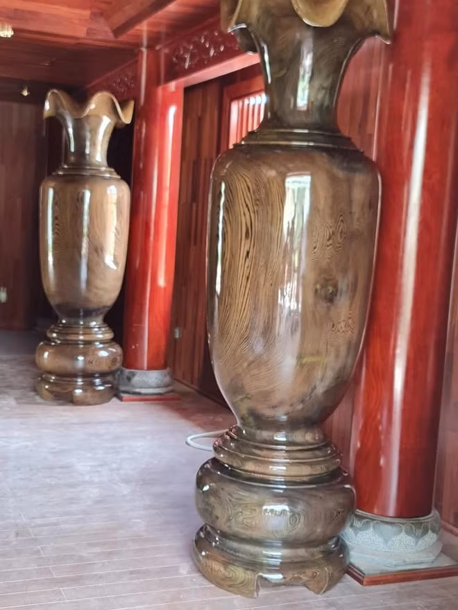 Bộ lục bình bằng gỗ cẩm vàng chạm trổ tỉ mỉ, công phu.