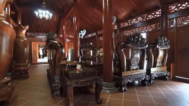 Tại gian chính, gia chủ bày bộ bàn ghế "khổng lồ" làm từ gỗ cẩm Việt có giá trị cao, hương thơm đặc trưng, vân đẹp.