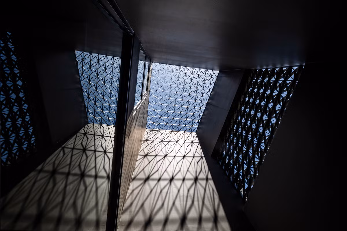 Xuyên suốt không gian, các tấm kính được sử dụng linh hoạt ở nhiều vị trí khác nhau nhằm đưa ánh sáng tự nhiên vào nhà cũng như giảm thiểu điện năng tiêu thụ.