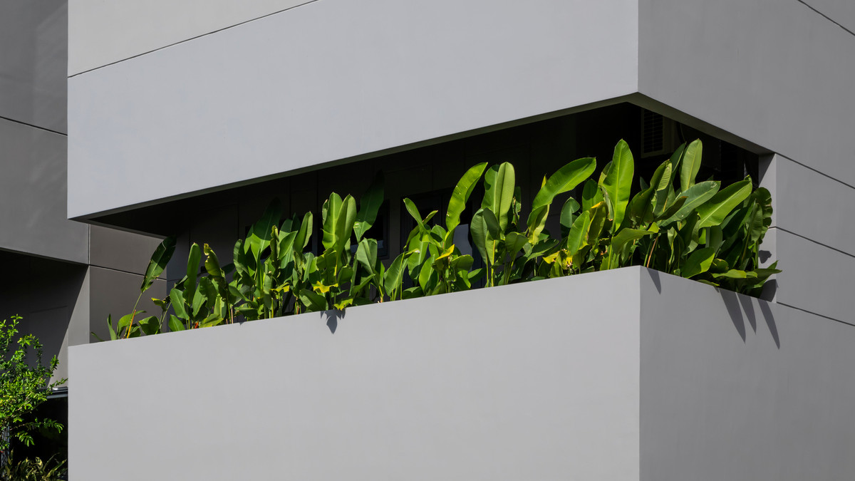 Ngoài ra, những khu vườn xanh bao quanh còn mang đến một luồng không khí mát mẻ tự nhiên khác.