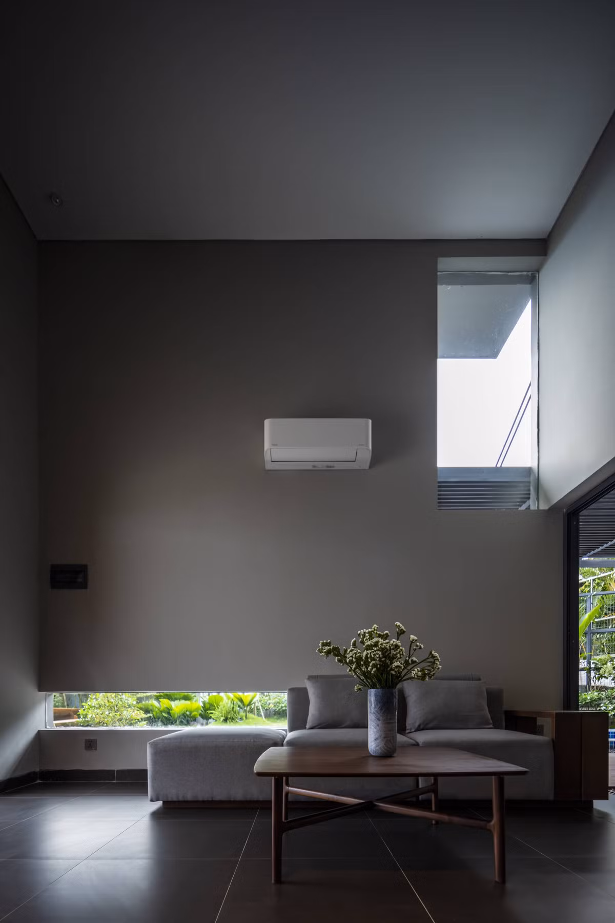 Phòng khách thiết kế tối giản nhưng tràn ngập ánh sáng tự nhiên.