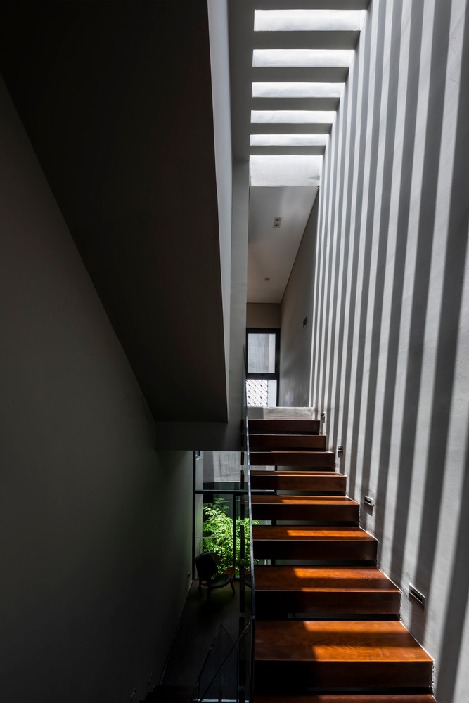 Theo chiều ngang, có hai khe thông gió ở phía sau và phía trên khu vực cầu thang giữa nhà giúp không khí lưu thông và tỏa nhiệt cho cả ngôi nhà.