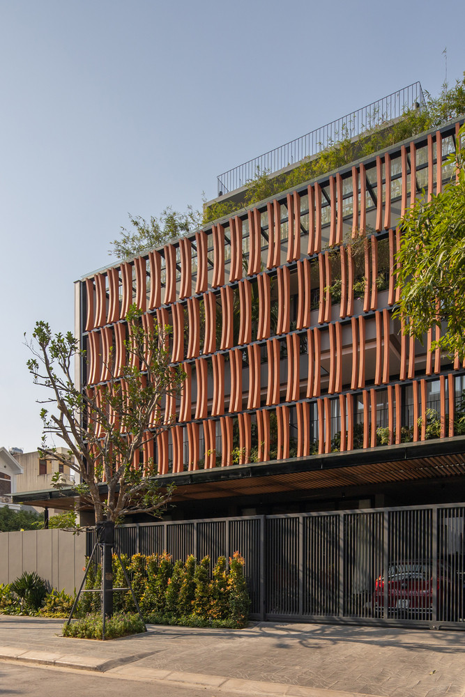 Yêu cầu đối với kiến trúc sư là làm sao giải quyết được độ nắng gắt vào mùa hè và giữ nhiệt cho mùa đông. Không gian nhiệt đới đóng vai trò chủ đạo cho con người sống tại đây. Ảnh: Hoàng Lê