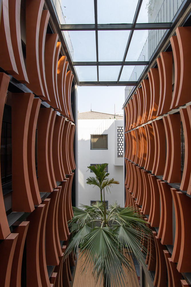 Căn nhà mang triết lý nhiệt đới lấy không gian xanh làm cốt lõi chính bao quanh. Ảnh: Hoàng Lê