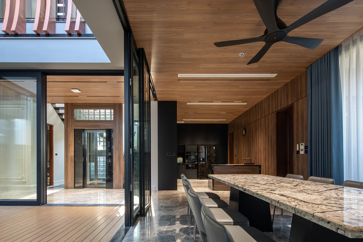 Khoảng sân ở tầng 1 và không gian thông tầng linh hoạt, liên kết với nhau tạo điều kiện cho luồng không khí lưu thông hài hòa, làm mát toàn bộ không gian. Ảnh: Hoàng Lê