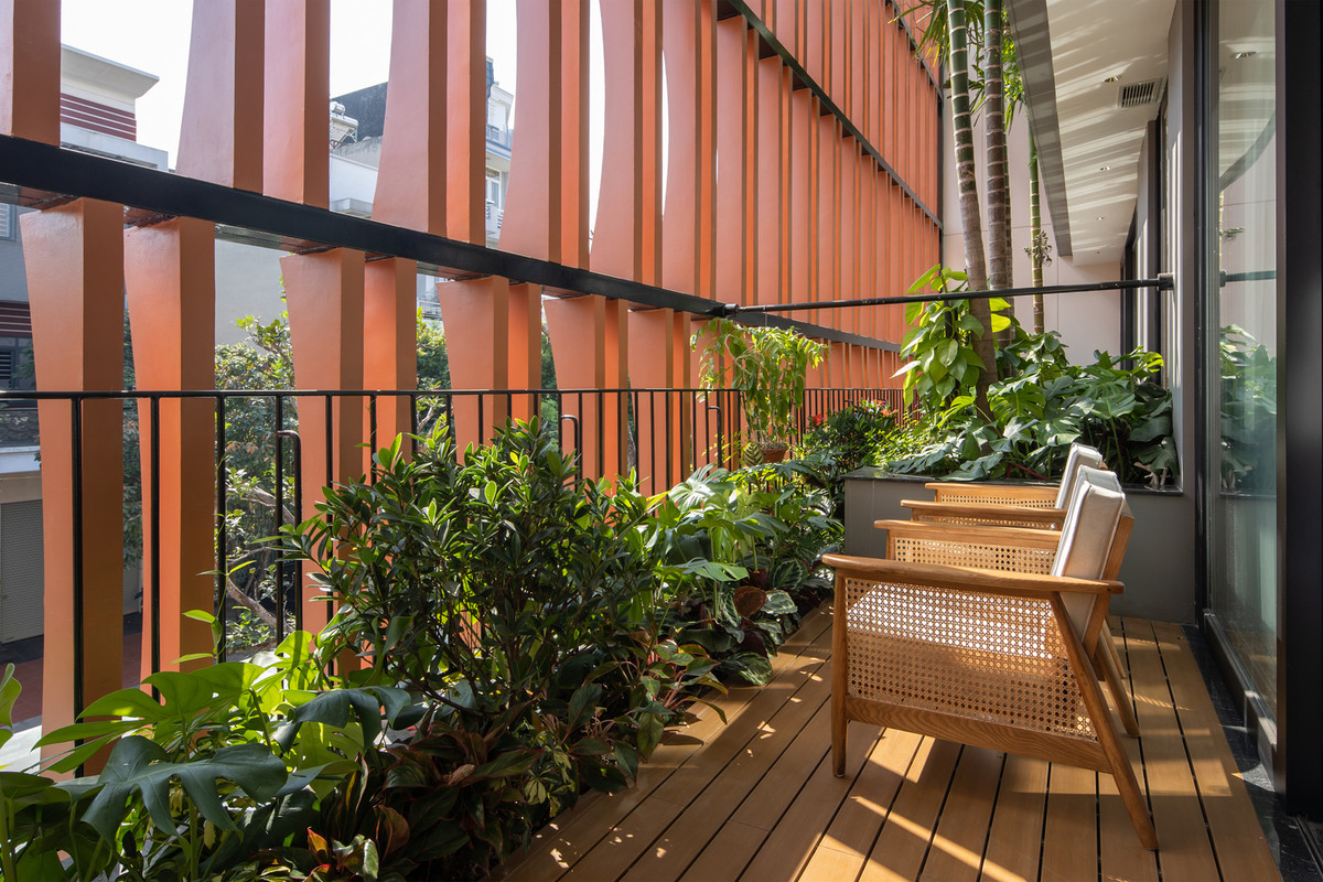 Gia chủ có thể thư giãn bên cạnh khu vườn của mình vào mỗi buổi tối hoặc trong thời gian rảnh rỗi. Ảnh: Hoàng Lê