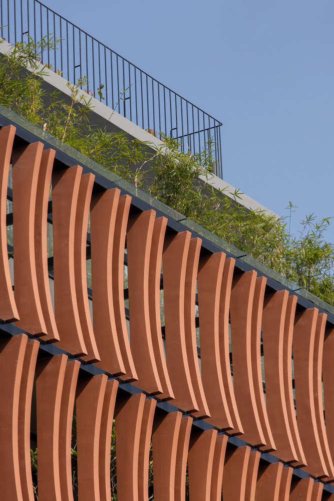 Lớp lam giúp giảm cường độ ánh sáng mặt trời chiếu vào nhà đồng thời tăng sự riêng tư cho các phòng bên trong. Ảnh: Hoàng Lê