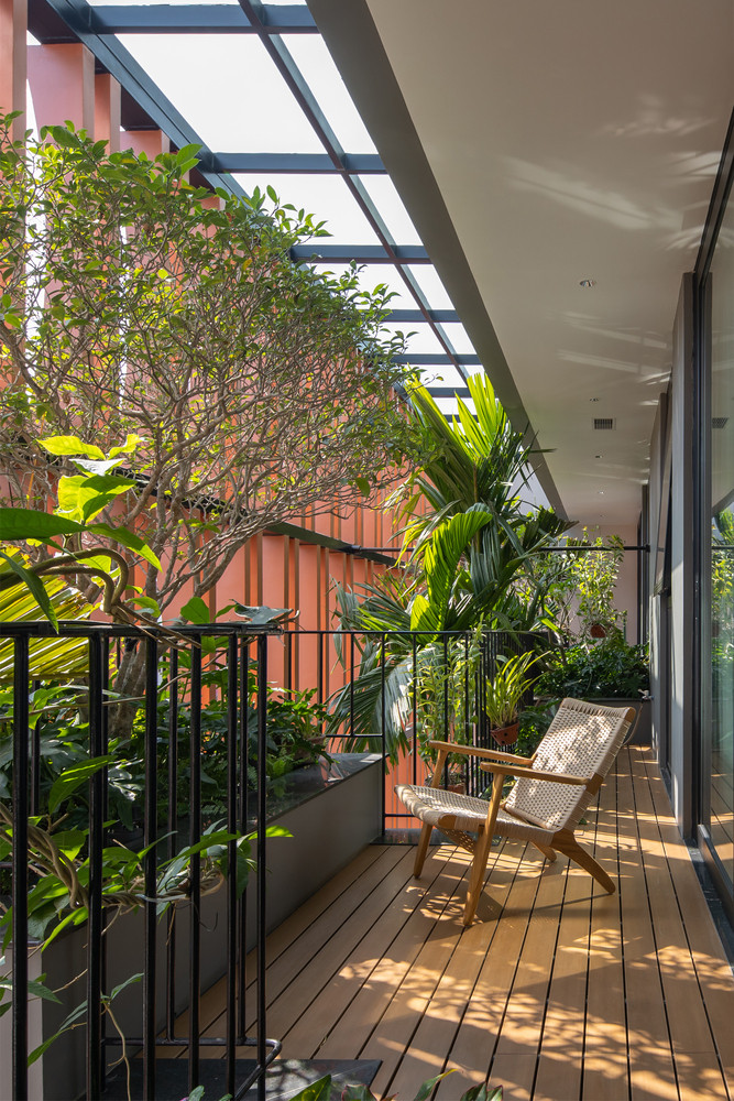 Tòa nhà được tiếp cận bằng một hiên mở kết hợp giữa khu vườn và bãi đậu xe, xen kẽ với các khối kiến trúc tạo không gian mở nhằm tăng cường bề mặt tiếp cận thiên nhiên. Ảnh: Hoàng Lê