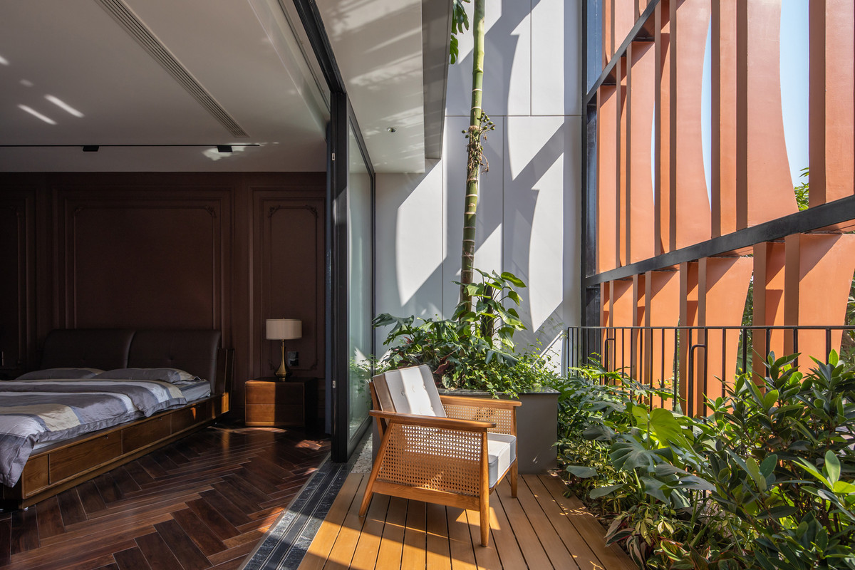 Mỗi phòng ngủ có ít nhất 1 không gian vườn riêng biệt để kết nối với thiên nhiên mà không bị ảnh hưởng bởi yếu tố mưa. Ảnh: Hoàng Lê