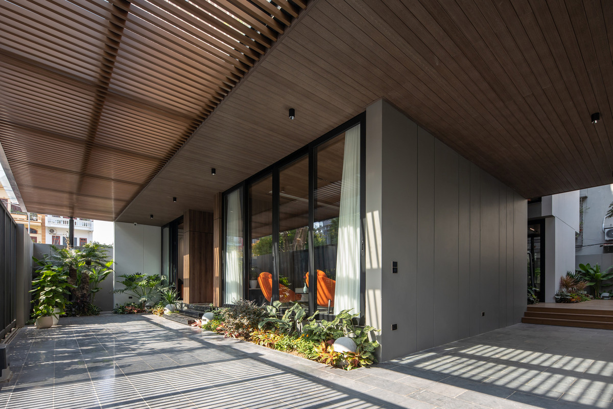 Tại các phòng sinh hoạt chung, gia chủ có thể mở kính để kết nối với khu vườn nhiệt đới. Ảnh: Hoàng Lê