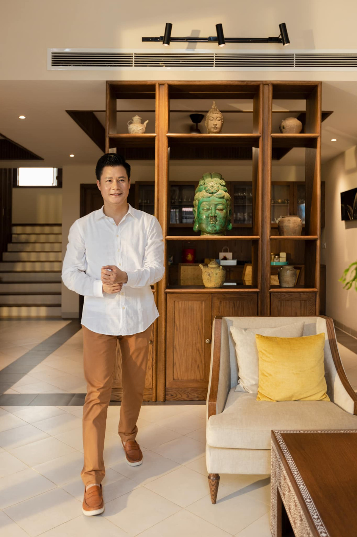 Trong nhà rất nhiều góc nội thất được decor với tượng Phật.