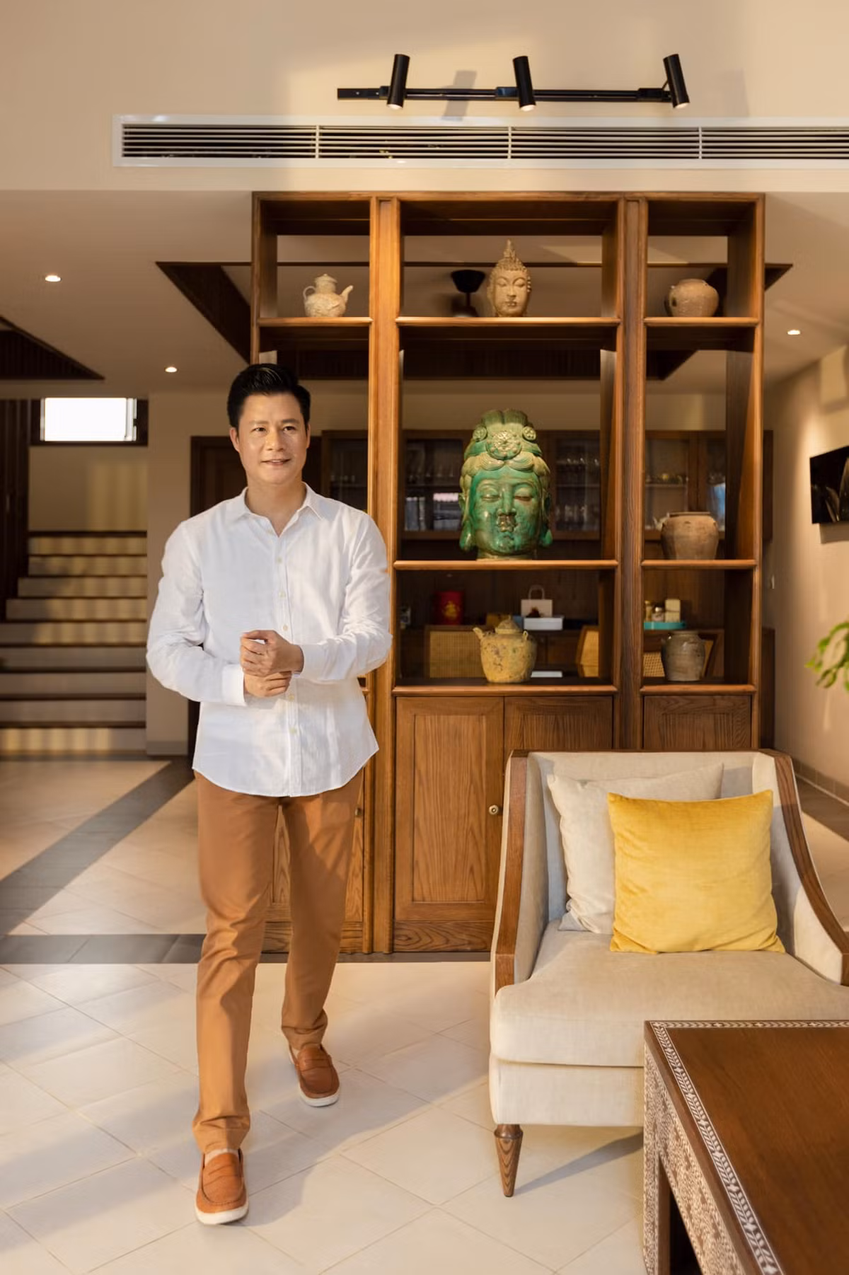 Trong nhà rất nhiều góc nội thất được decor với tượng Phật.