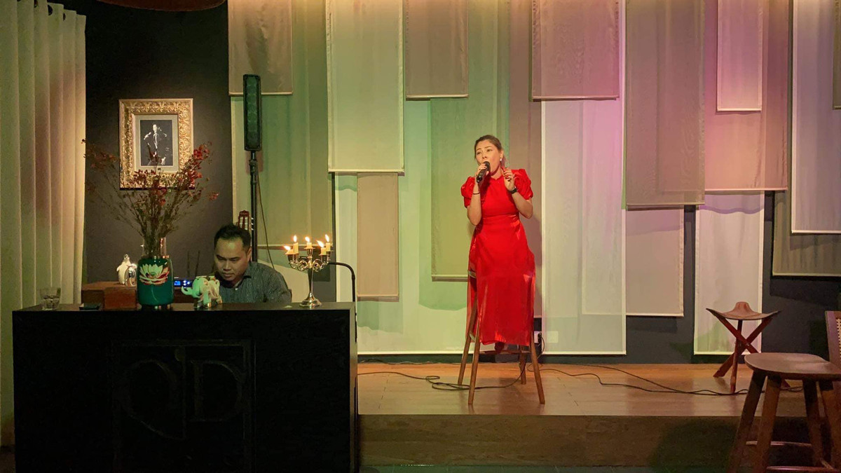 Nam ca sĩ thiết kế một sân khấu thu nhỏ trong nhà để thuận tiện cho công việc đàn hát. Nguồn ảnh: FBNV