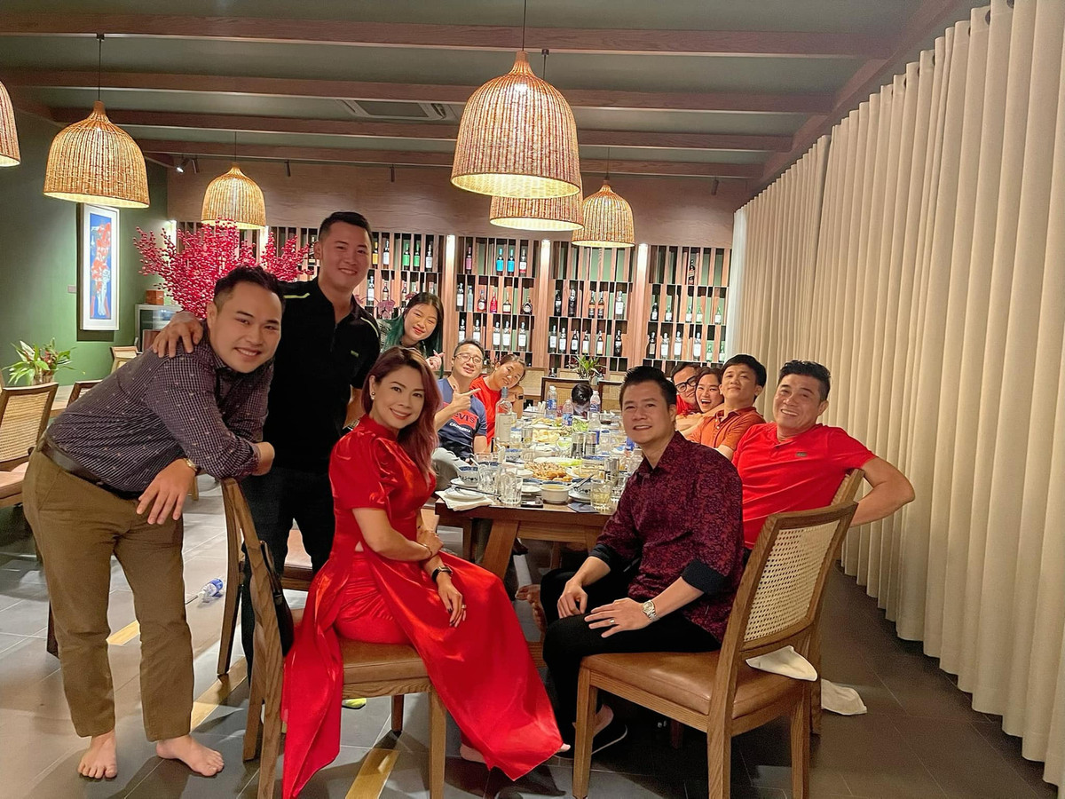 Phòng ăn rộng rãi với tủ rượu khổng lồ giúp tô điểm không gian thêm sang trọng, ấm cúng.