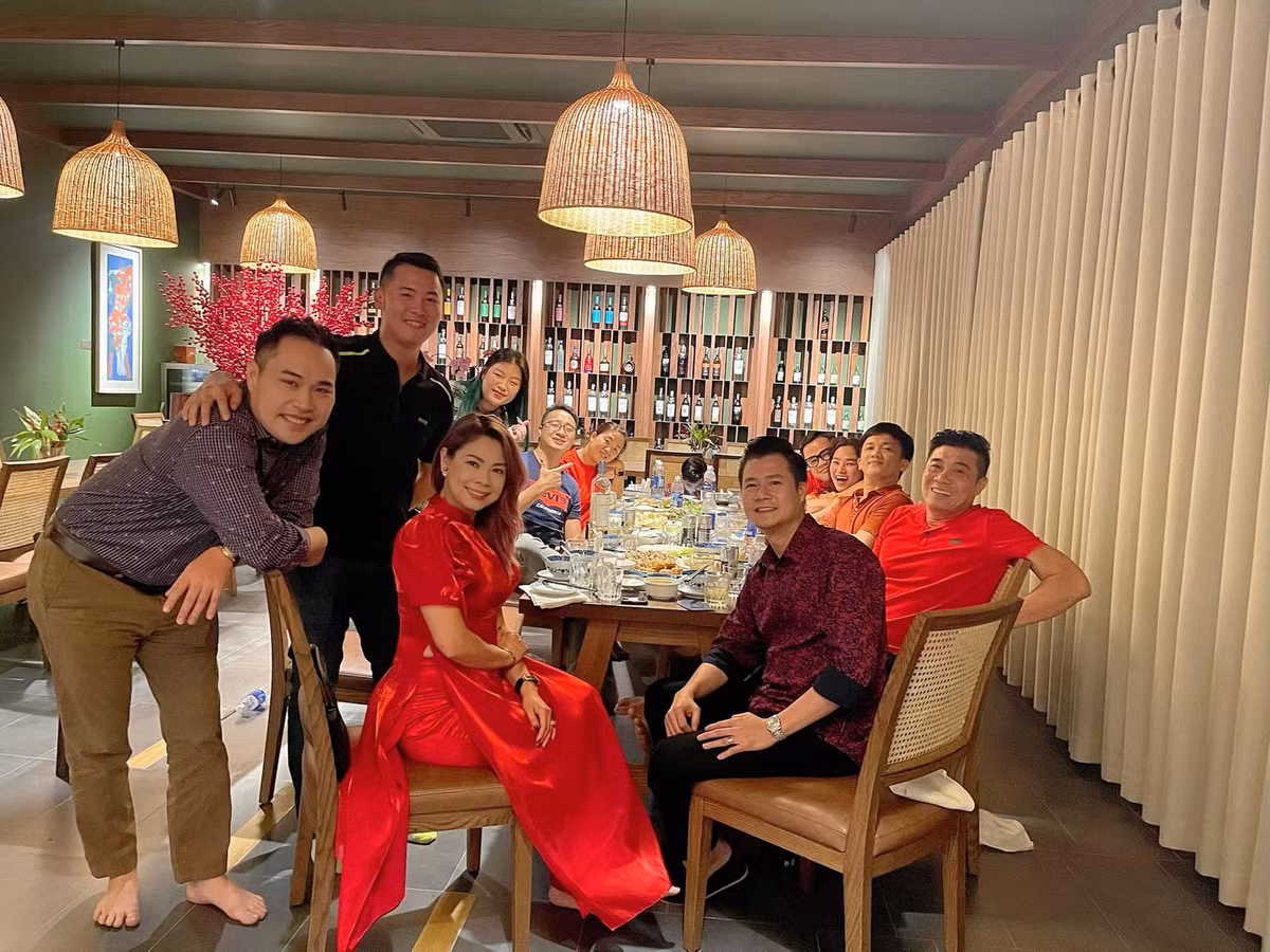 Phòng ăn rộng rãi với tủ rượu khổng lồ giúp tô điểm không gian thêm sang trọng, ấm cúng.