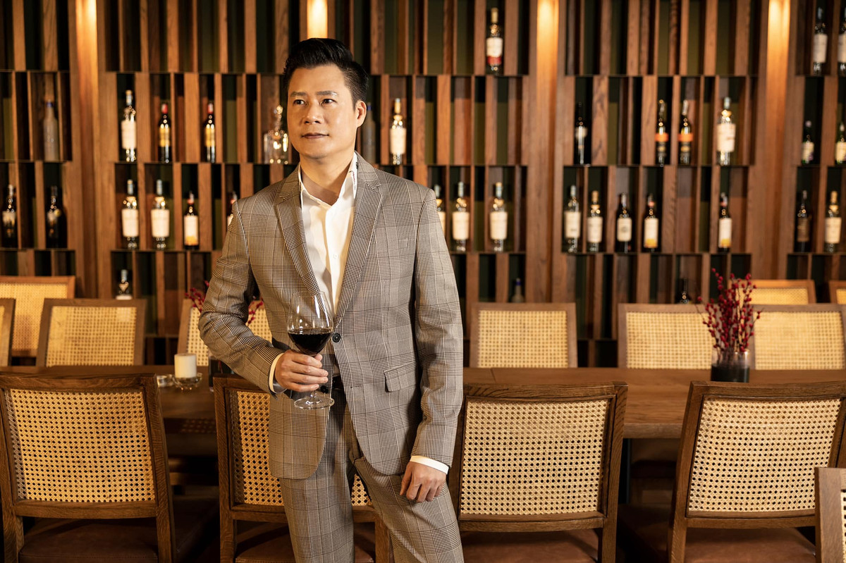 Ở tuổi 48, Quang Dũng khiến mọi người trầm trồ bởi khối tài sản kếch xù. Anh sở hữu một căn nhà ở Mỹ hàng triệu USD và một biệt thự ở Việt Nam.