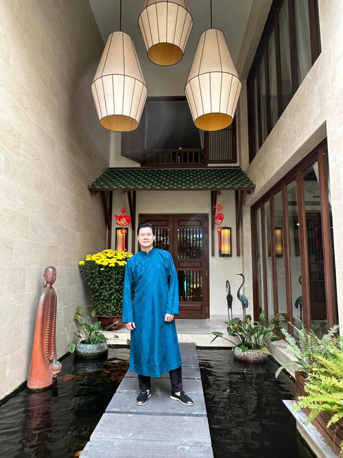 Đèn lồng và những cánh cửa gỗ khiến nhiều người liên tưởng đến những căn nhà cổ ở Hội An.