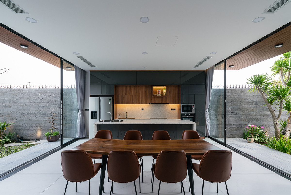 Tại tầng 1, phòng khách và bếp chia sẻ không gian chung, bỏ qua bức tường ngăn để giải phóng không gian.