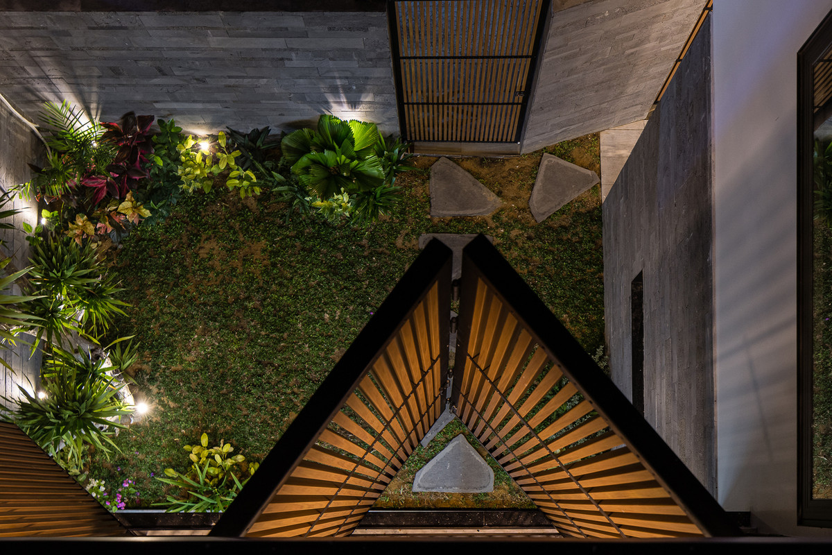 Sân vườn nhìn từ tầng trên xuống. Nguồn ảnh: Archdaily