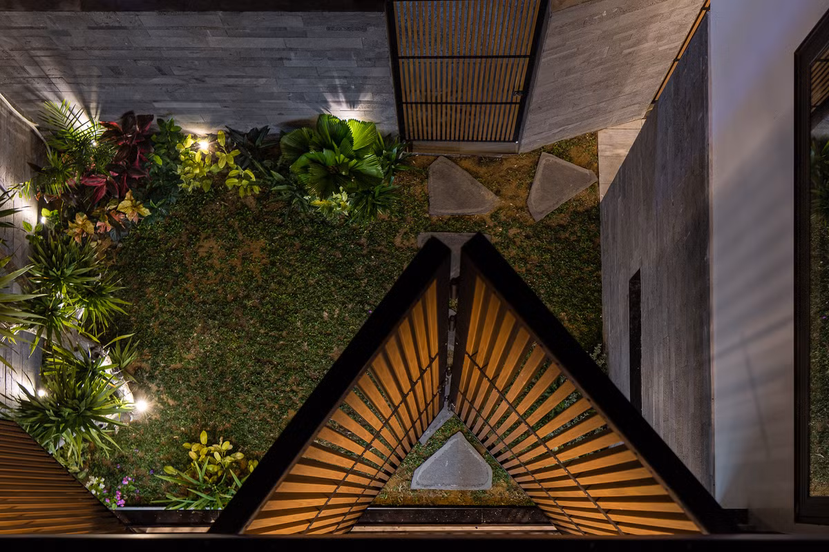 Sân vườn nhìn từ tầng trên xuống. Nguồn ảnh: Archdaily