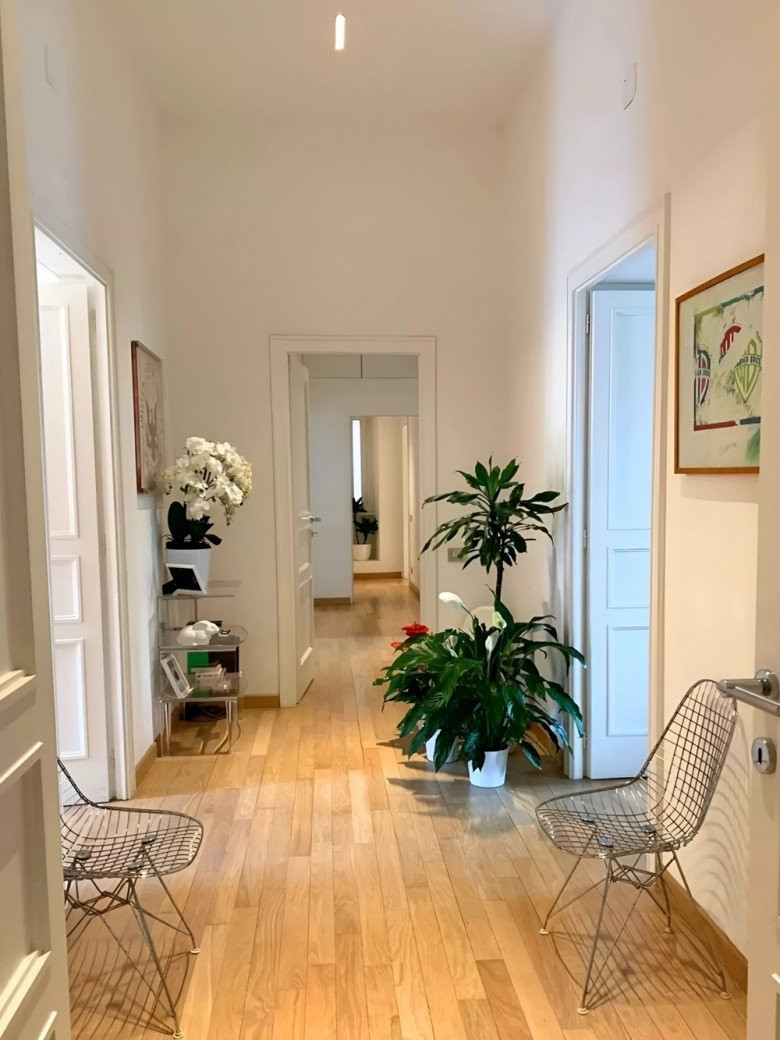 Căn hộ nằm trên tầng 4 của tòa nhà 6 tầng xây từ năm 1930. Vợ chồng người đẹp không thay đổi cấu trúc của căn hộ. Ảnh: Vietnamnet