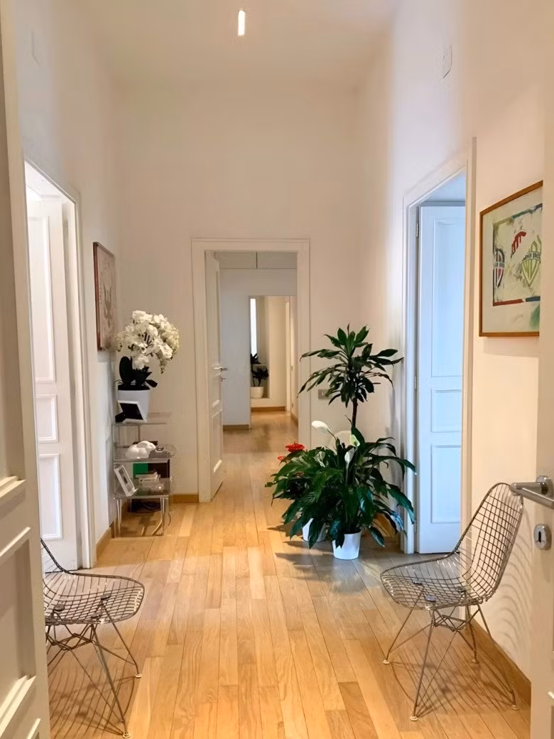 Căn hộ nằm trên tầng 4 của tòa nhà 6 tầng xây từ năm 1930. Vợ chồng người đẹp không thay đổi cấu trúc của căn hộ. Ảnh: Vietnamnet