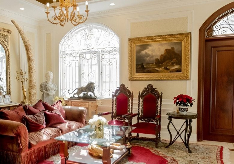 Nội thất trong nhà mang phong cách bán cổ điển. Nhiều món đồ trang trí được mang từ nước ngoài về. Ảnh: Vietnamnet