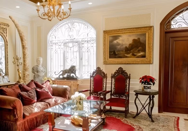 Nội thất trong nhà mang phong cách bán cổ điển. Nhiều món đồ trang trí được mang từ nước ngoài về. Ảnh: Vietnamnet