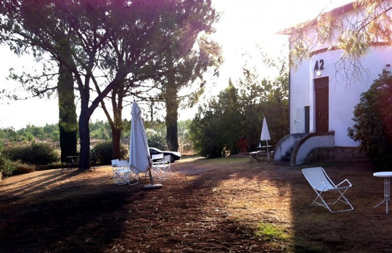 Ngôi nhà mang phong cách Italy cổ xưa gồm 5 phòng ngủ trên lầu, bên hông là hai căn nhà nhỏ thông với cửa nhà chính gồm nhà cho giúp việc và nhà giải trí. Ảnh: Internet