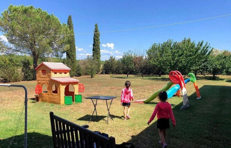 Gia đình nàng hậu thường về đây để cùng nhau tắm biển, lái tàu riêng chơi đảo, mở tiệc BBQ... Ảnh: Internet