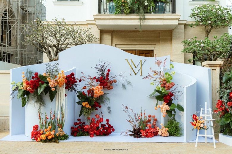 Tầng 1 ngôi nhà có màu vàng kem nhã nhặn. Các tầng trên màu trắng chủ đạo.