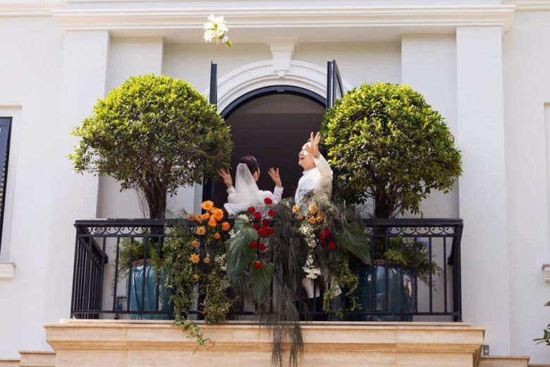 Cửa ban công tầng 2 hình vòm phong cách châu Âu.