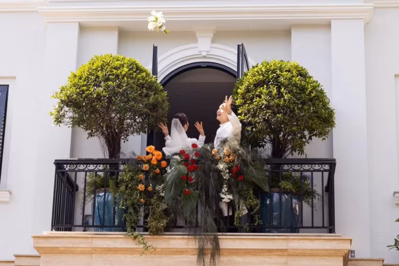 Cửa ban công tầng 2 hình vòm phong cách châu Âu.