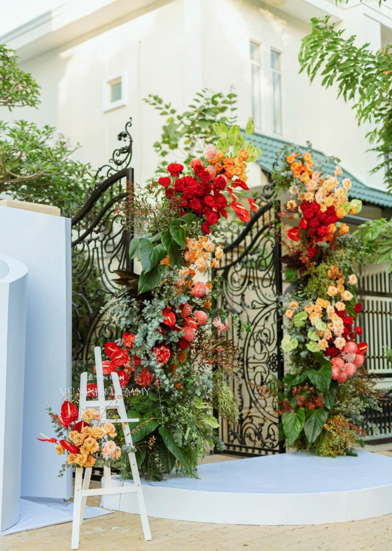 Cổng sắt bên hông nhà bắt mắt với họa tiết uốn lượn mềm mại, bay bổng. Nguồn ảnh: FBNV
