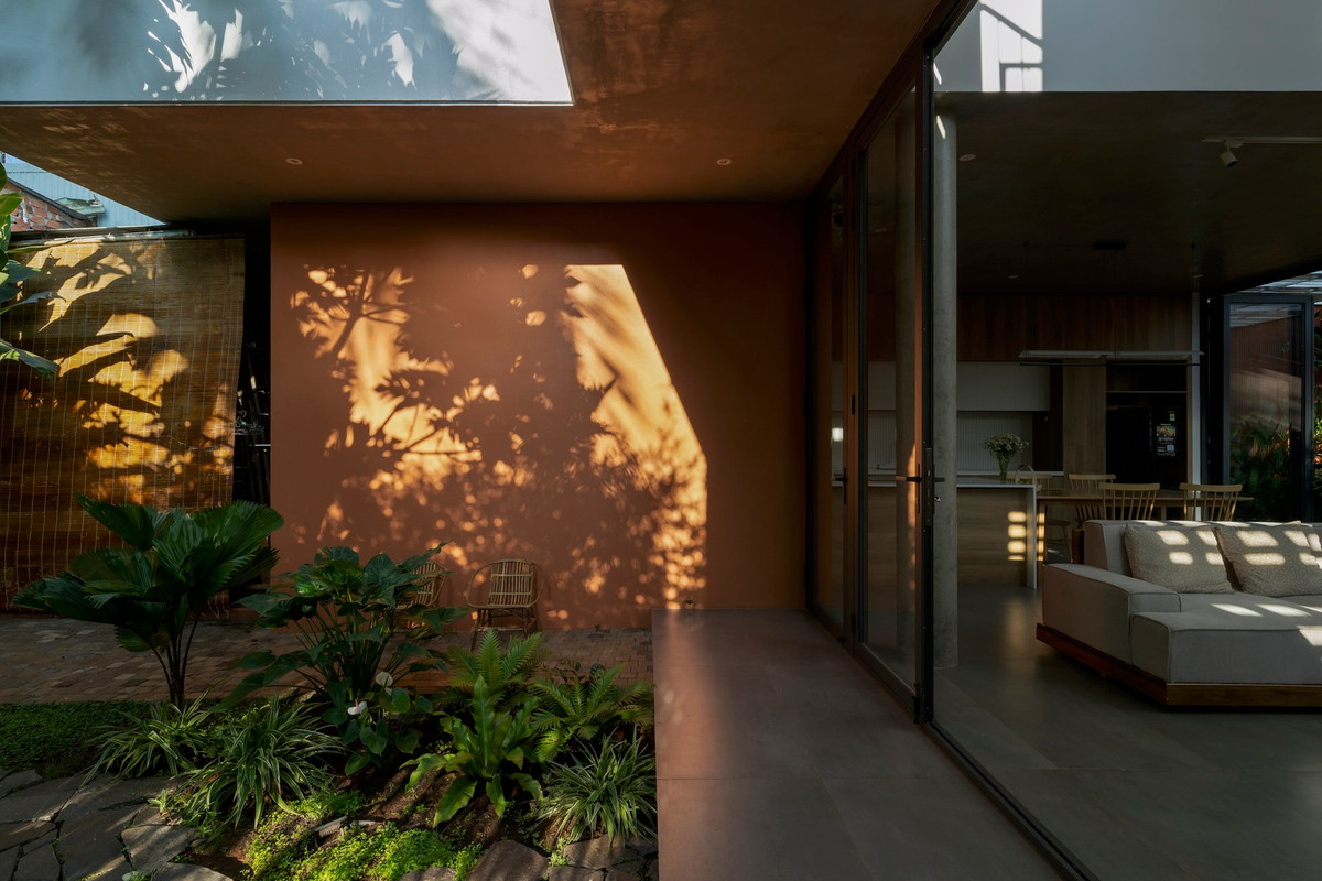 Hàng cửa kính gấp lại mở ra một khoảng không gian gần gũi với thiên nhiên, dưới hiên nhà cùng nhau trải nghiệm bầu không khí thay đổi qua từng khung giờ trong ngày.
