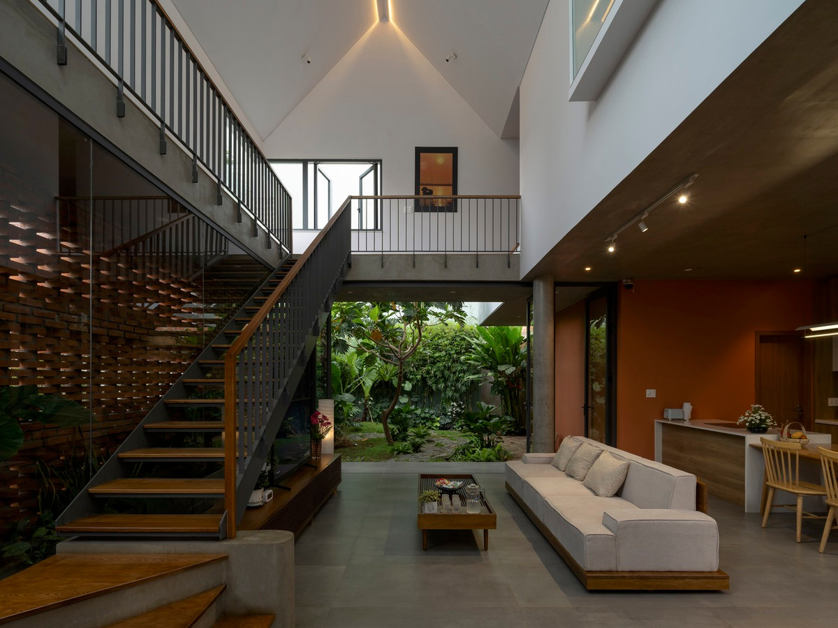 Các yếu tố hiện đại và truyền thống được đan xen liền mạch vào kiến trúc và mọi không gian sống. Khu vực ngủ nghỉ được bố trí ở tầng hai, cho phép toàn bộ tầng trệt dành cho các hoạt động chung như phòng khách và bếp.