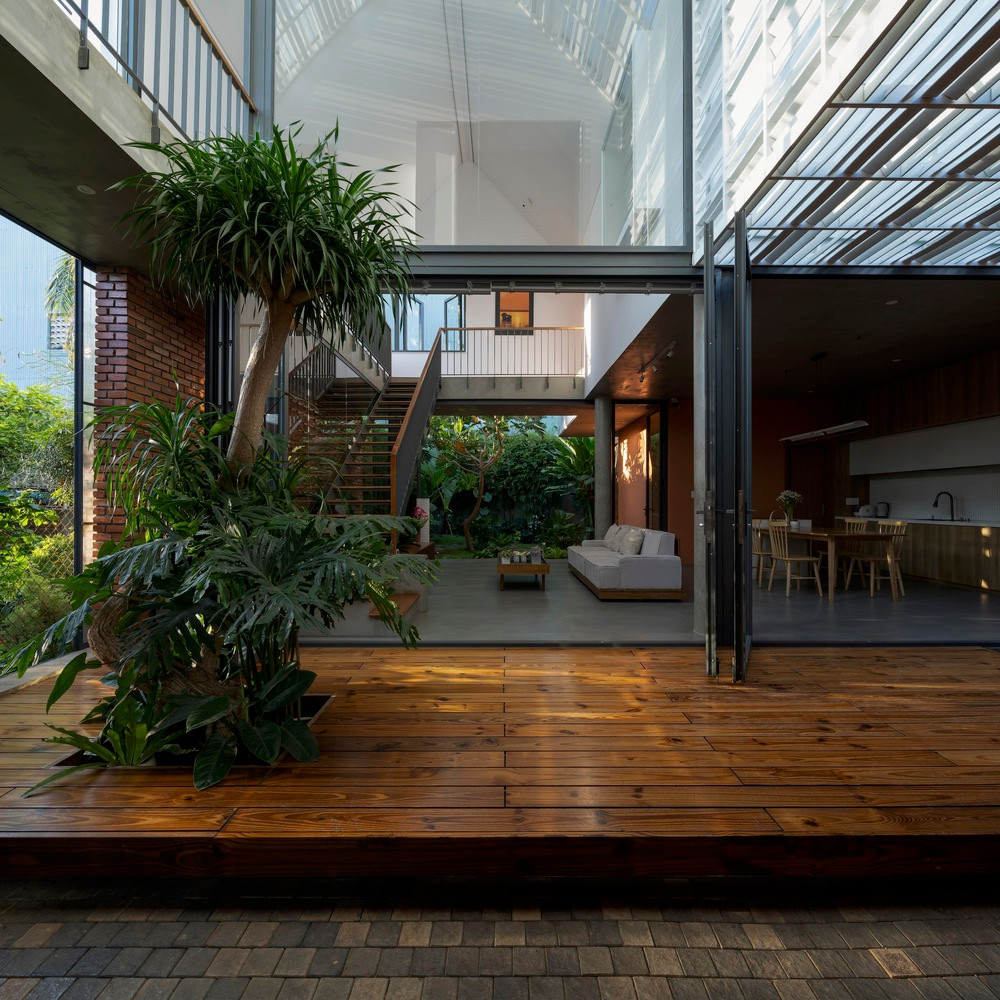 Trên lô đất hiện hữu có một ngôi nhà cũ với diện tích sàn khoảng 80m2. Để đáp ứng nhu cầu không gian sống cho ba thế hệ, kiến trúc sư quyết định giữ lại cấu trúc cũ để cải tạo, đồng thời thêm vào một tòa nhà mới.