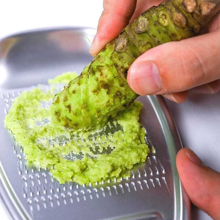 Loại mù tạt ngon nhất được chế biến từ cây wasabi có màu xanh lục bích, vị cay nhẹ xen lẫn vị ngọt thoang thoảng, không hăng và cũng không làm cay họng, khác hoàn toàn mù tạt bày bán tràn lan trên thị trường. Ảnh: Getty