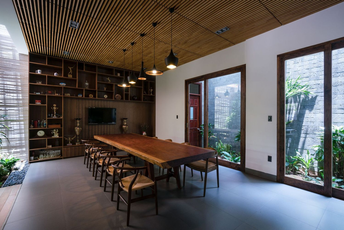 Vật liệu chính là các loại gỗ, sắt và đá tự nhiên. Ảnh: Quang Đàm