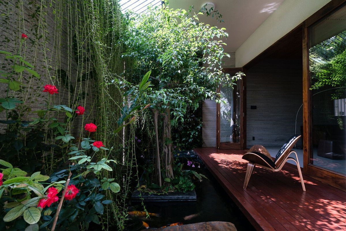 Gia chủ thích nuôi cá Koi nên kiến trúc sư thiết kế một hồ cá kết hợp cây xanh trước nhà tạo không gian xanh mướt. Ảnh: Quang Đàm