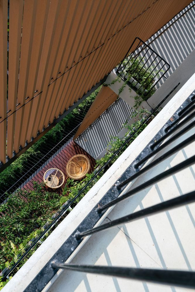 Kết hợp từ hai ngôi nhà liền kề, kiến trúc sư đã xử lý chức năng của ngôi nhà cũ cách hiệu quả. Chiếc cầu thang đã được bỏ đi để nhường chỗ cho một khoảng cây xanh mướt. Ảnh: Quang Đàm